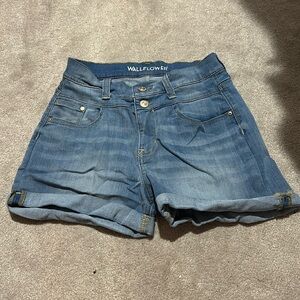 Wallflower size 7 light denim jean shorts, perfect used condition